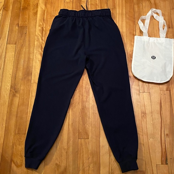 Lululemon On The Fly pants with tote shopping bag - Picture 8 of 11